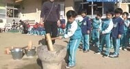 園児が「もちつき」に挑戦　年の瀬恒例行事　杵でついたもちを丸めて自宅へ　広島・福山市