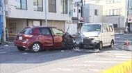 交差点で接触事故起こした車が弾みで次々に衝突　乗用車など8台からむ事故　60代男女2人がケガ　水戸市