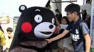 「くまモン」活動再開　お菓子配り子どもハイタッチ　サッカー森保監督「励ましを届けたい」　代表グッズ手渡しエール送る