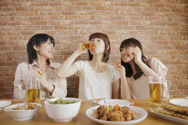 「イッキ飲み」は“時代遅れ”の声多数…その一方で急性アルコール中毒搬送者数は増加のワケ
