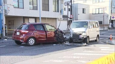 交差点で接触事故起こした車が弾みで次々に衝突　乗用車など8台からむ事故　60代男女2人…