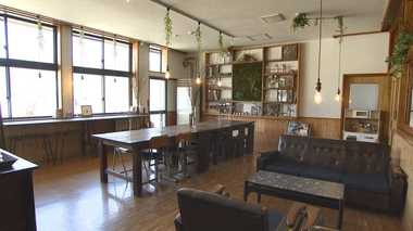 【発見!令和の新名所】音楽室に泊まり教員室でご飯を食べる…超懐かしい!廃校ゲストハウス