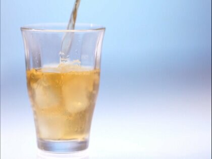 夏の”涼”は高温の石窯から… 昔ながらの製法で作る老舗麦茶工場