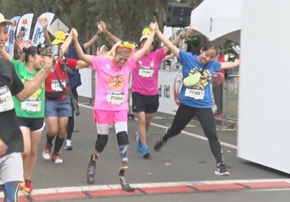 「生きてて良かった」“電撃性紫斑病”の義足ランナーが娘２人と獲得した「栄光の金メダル」【大阪発】