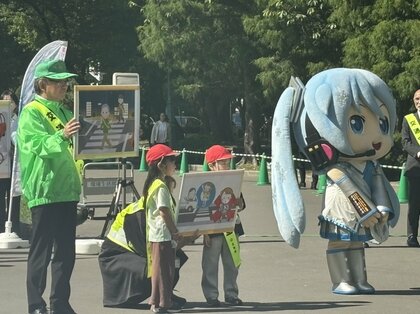 【秋の交通安全運動】「ながらスマホ絶対にやめて！」子どもたちが訴えー人身事故は増加傾向…夕暮れが早まり事故の危険性が高まる季節_大人気“雪ミク”の反射材も販売開始〈北海道〉