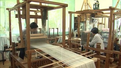 1日最長30センチしか織ることができない伝統の「新庄亀綾織」念願の山形県産生糸を使って反物に挑戦 約4カ月かけ完成へ【山形発】
