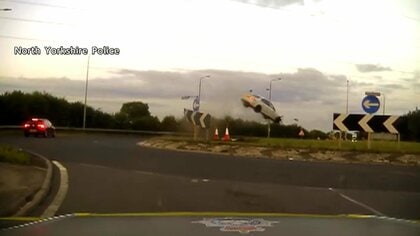 時速220kmで車が大ジャンプ　道路にたたきつけられる…警察から逃走　飲酒運転などで収監　イギリス