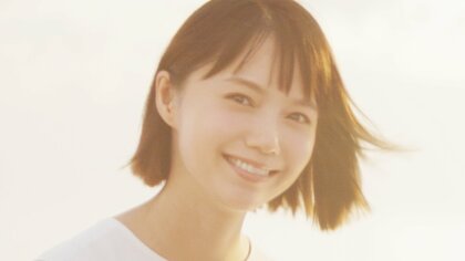 宮﨑あおい ノースリーブの真っ白なワンピースではじける透明感　ミシンでリメーク「子供の服を作りたい」