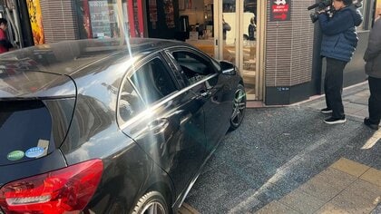 「車が入り口に突っ込んできた」東京・新橋のファストフード店から通報　店前の歩道に車乗り上げ60代男性運転手搬送