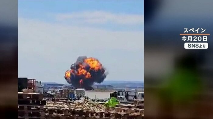 大きく上がる爆発の黒煙