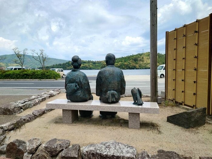 隠岐・海士町の菱浦を眺めるように立つ夫婦像。八雲は特に菱浦が気に入っていた