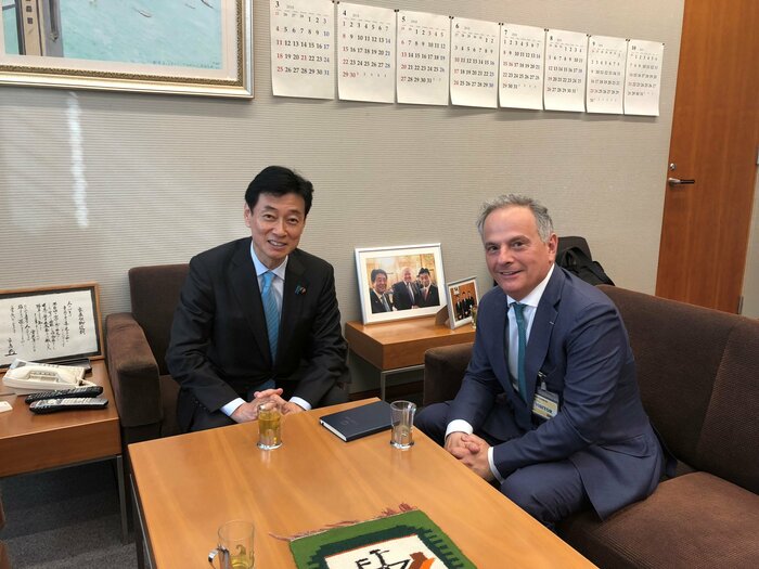 西村経済担当大臣とワインスタイン氏