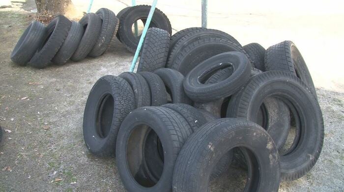 閉校した小学校のグラウンドにタイヤが不法投棄（長野県諏訪市）