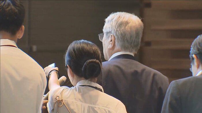 記者団の取材に「汚染水の評価について情報交換した」と発言した野村農水相(31日午後3時過ぎ)