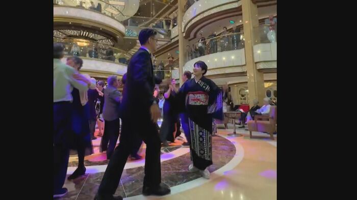 クルーズ船でダンスする龍さん夫妻(提供・龍 健太郎さん)