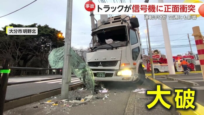 事故により前方部分が大破したトラック