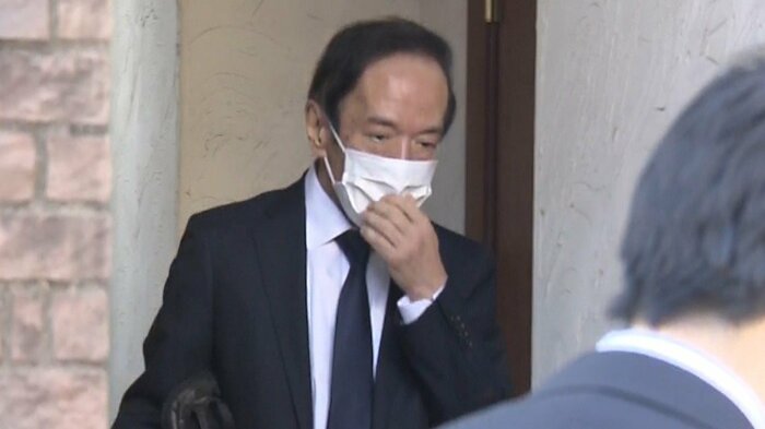 自宅を出る植田新総裁(10日朝)