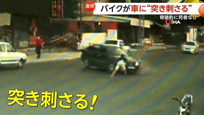 車に突き刺さるように激突したバイク(IHA)