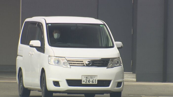 滝谷容疑者を乗せた車(12日)