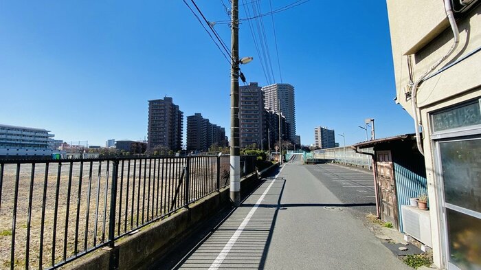 Xが「職質を受けた」と供述したクリスマスツリーのような木があった場所 ※前方が事件現場のマンション群(東京・荒川区)