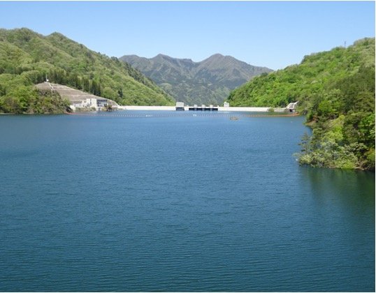 八ッ場大橋から満水の八ッ場ダムを望む(画像提供:利根川ダム統合管理事務所)