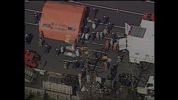 地下鉄駅の出入り口外には救急用のテントも立てられた 1995年3月20日