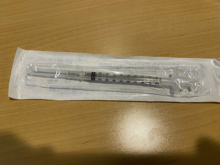 注射器内に残る残薬が少ない”特殊型”注射器の一種。ファイザー社を6回分接種することが可能(安川康介医師提供)