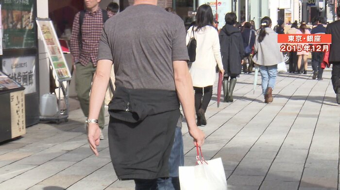2015年12月撮影 真冬にもかかわらず半袖で歩く人