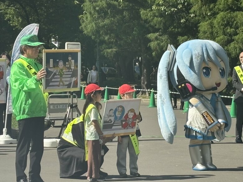 【秋の交通安全運動】「ながらスマホ絶対にやめて！」子どもたちが訴えー人身事故は増加傾向…夕暮れが早まり事故の危険性が高まる季節_大人気“雪ミク”の反射材も販売開始〈北海道〉｜FNNプライムオンライン