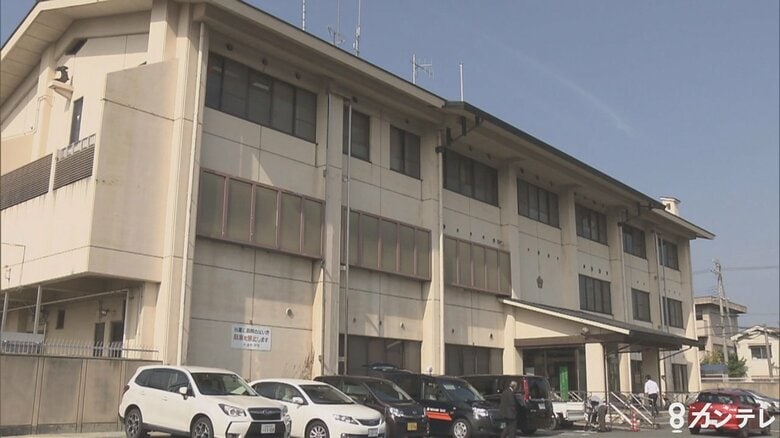 JRの駅に「額から血を流した男」突然暴れ出し刃物取り出す「銃刀法違反の現行犯」で逮捕　男は日本語が分からない様子｜FNNプライムオンライン