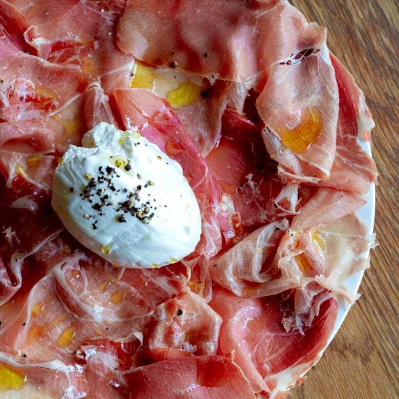 自社農園の恵みを一皿に…円頓寺のルーフトップで楽しむ大人のビストロ 夜景×ワインのご褒美時間｜FNNプライムオンライン