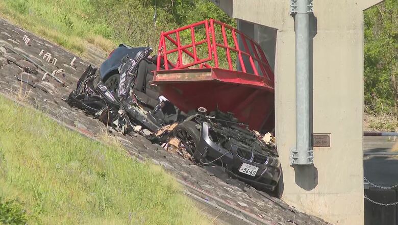 かなりのスピードで走行か　当時19歳と20歳の自動車整備科の訓練生4人死亡　道路には起伏…正常な運転操作できず水門に衝突か　運転者を容疑者死亡のまま書類送検　過失運転致死の疑い｜FNNプライムオンライン