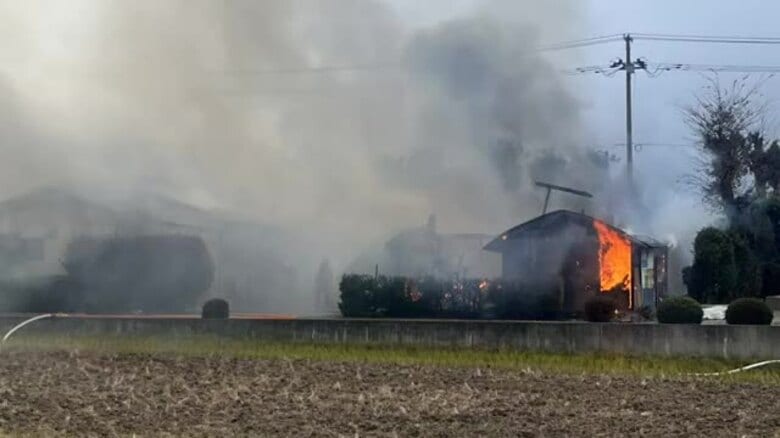 「すごい火だった…」福島県郡山市で住宅など３棟を焼く火事　｜FNNプライムオンライン