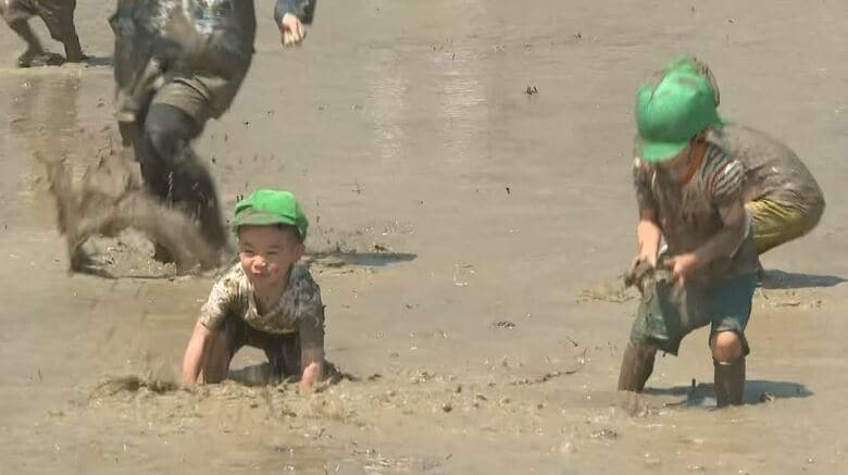 厳しい暑さ…園児がどろんこ遊びでひんやり　佐久31.7℃、伊那31.2℃など県内12地点で「真夏日」　熱中症の疑いで3人搬送｜FNNプライムオンライン