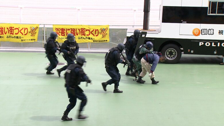 大井競馬場でテロ訓練　警備犬・爆発物処理班が登場｜FNNプライムオンライン