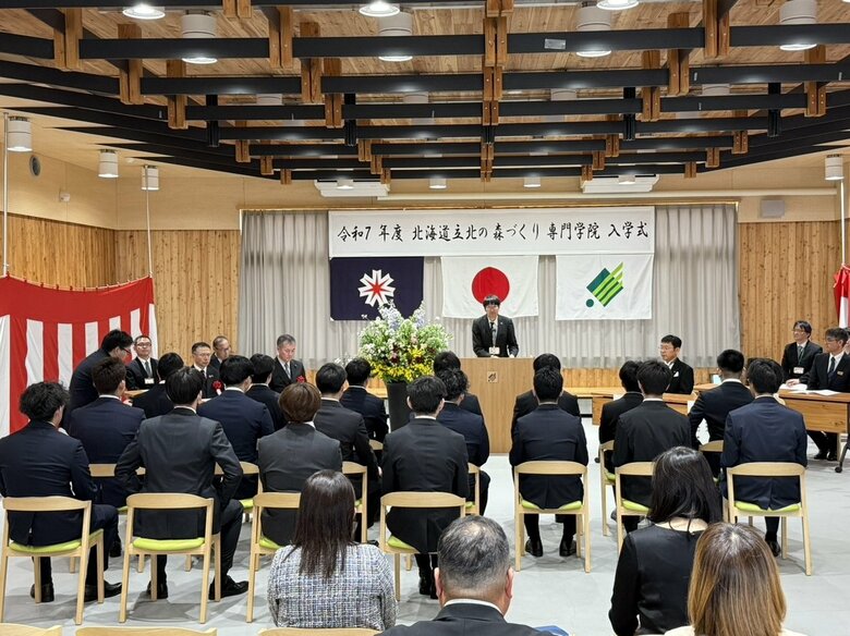 「チェーンソーの技術を身に着けたい」林業を専門に学ぶ単科の専門学校で入学式…“担い手不足”の中18人に期待―北海道旭川市｜FNNプライムオンライン