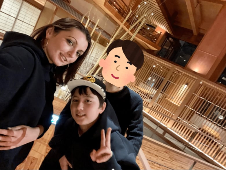 日本人男性と結婚　中央は長男　凌磨くん