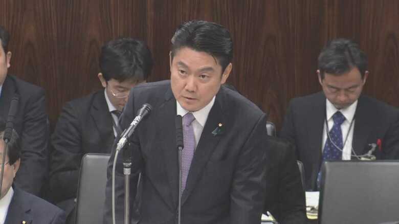 野党の追及に答える山下法務大臣