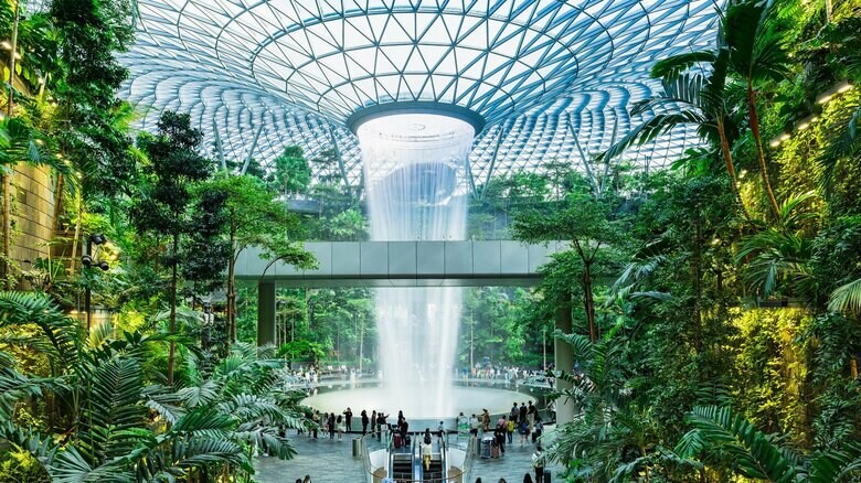 ガラス張りの緑園が有名なチャンギ国際空港
