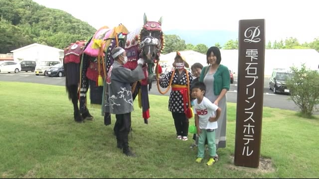 観光客に「チャグチャグ馬コ」披露 <岩手・雫石町>