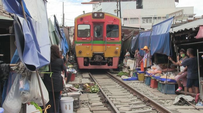 観光立国タイの“悲哀”…土産物店の転身やバッグ店でのパン販売