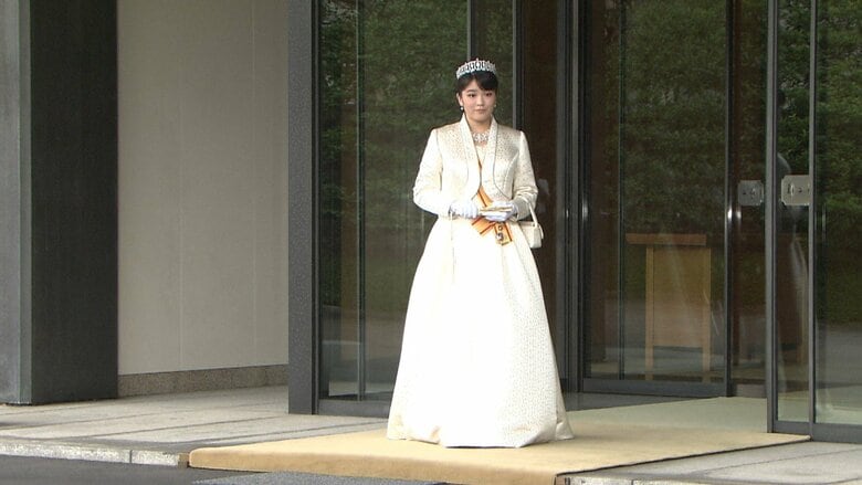 2011年、成年皇族となった眞子さんの｢ローブ･デコルテ姿｣