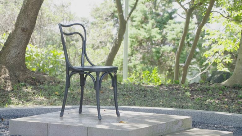 ノーベル賞受賞者がサインする椅子を模してつくられた