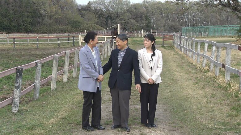 驚いた表情を見せられる陛下と皇后さま