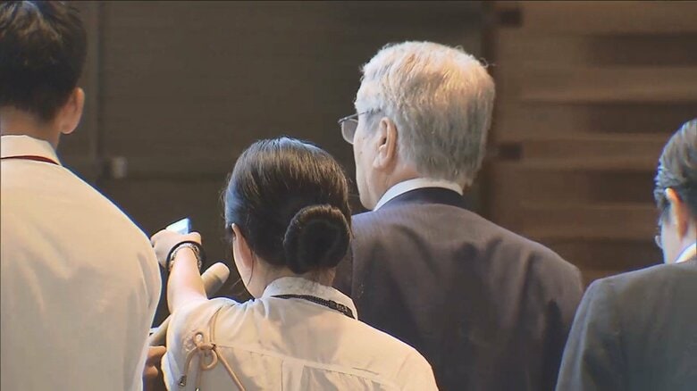 記者団の取材に「汚染水の評価について情報交換した」と発言した野村農水相（31日午後3時過ぎ）