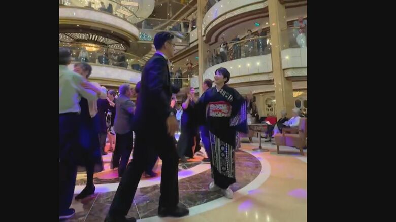 クルーズ船でダンスする龍さん夫妻（提供・龍 健太郎さん）