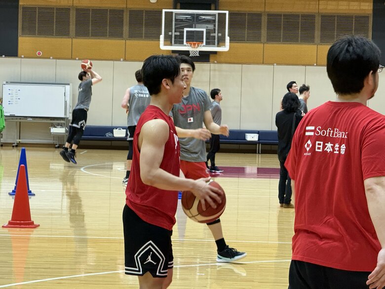 公開練習での河村勇輝（16日、都内）
