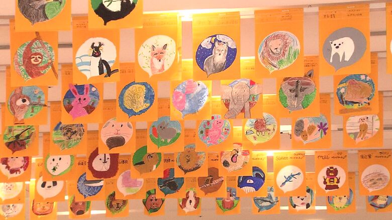 JR札幌駅のコンコースに掲示された子どもたちの絵