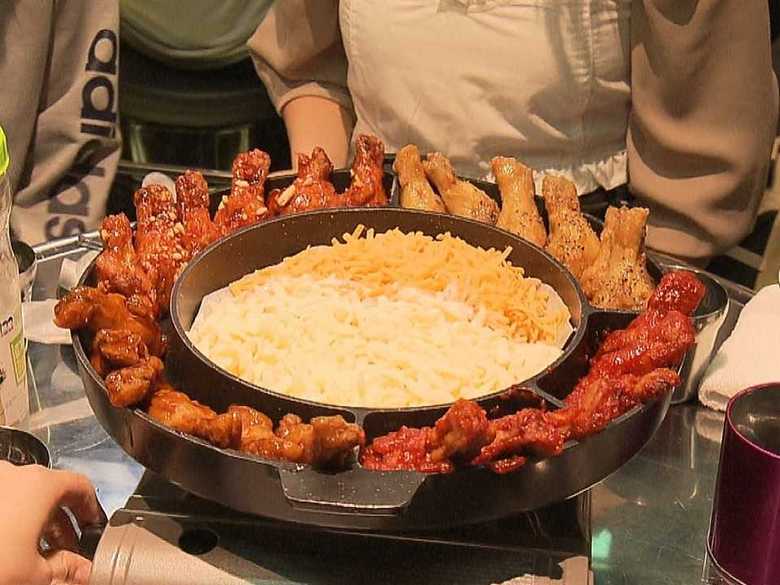 チーズをフライドチキンが完全包囲!…インパクト大の『肉メニュー新スタイル』続々【名古屋発】