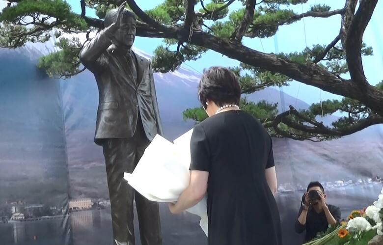 安倍元首相の銅像に献花する昭恵さん（7月18日）